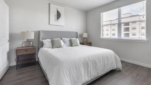 Ліжко або ліжка в номері Landing - Modern Apartment with Amazing Amenities (ID1403X427)