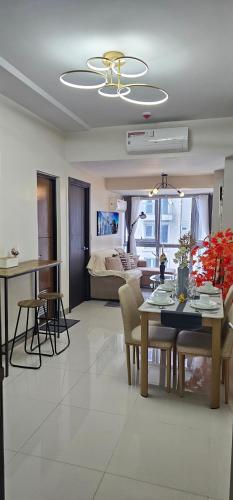 - un salon avec une table à manger et un canapé dans l'établissement Eastwood Global Plaza Luxury Residence Eastwood City, à Manille