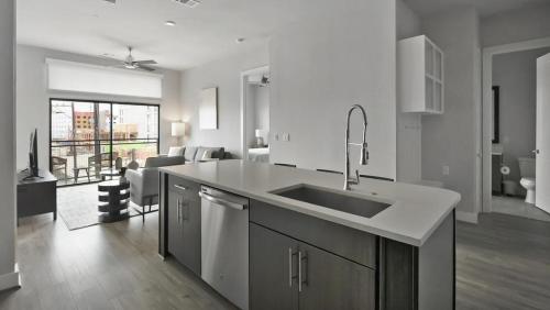 Landing - Modern Apartment with Amazing Amenities (ID1403X353) tesisinde mutfak veya mini mutfak