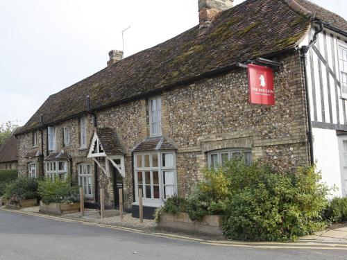 ケンブリッジにあるThe Red Lion Hotelの赤い看板の古い石造りの建物