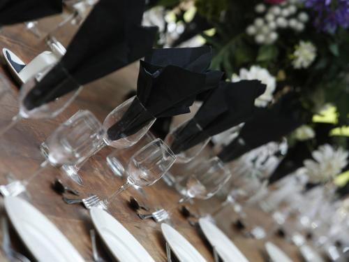 Un mucchio di bicchieri da vino seduti su un tavolo di The Red Lion Hotel a Cambridge