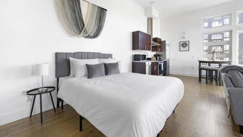 Säng eller sängar i ett rum på Landing - Modern Apartment with Amazing Amenities (ID1401X735)