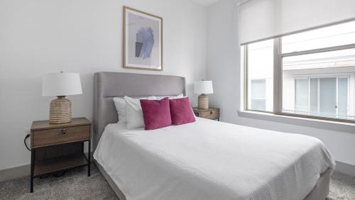 Katil atau katil-katil dalam bilik di Landing - Modern Apartment with Amazing Amenities (ID1403X402)