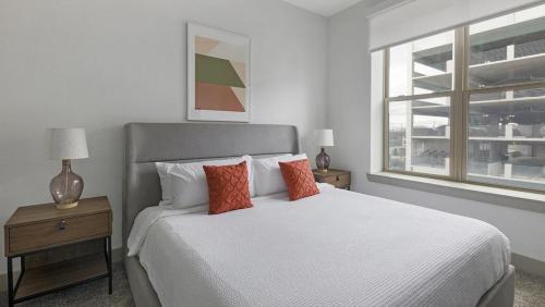 Katil atau katil-katil dalam bilik di Landing - Modern Apartment with Amazing Amenities (ID1403X404)