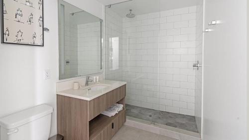 ein Bad mit einem WC, einem Waschbecken und einer Dusche in der Unterkunft Landing - Modern Apartment with Amazing Amenities (ID1401X726) in Fort Lauderdale