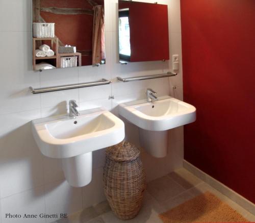 a bathroom with two sinks and a mirror at Chambre d'hôtes - Le Refuge de la Vallée in Érezée