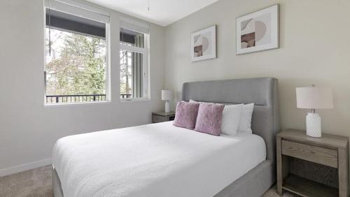 biała sypialnia z łóżkiem i oknem w obiekcie Landing - Modern Apartment with Amazing Amenities (ID1403X372) w mieście Portland