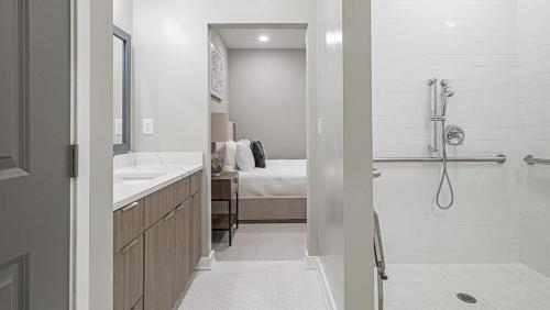 A bathroom at Landing - Modern Apartment with Amazing Amenities (ID1402X986)