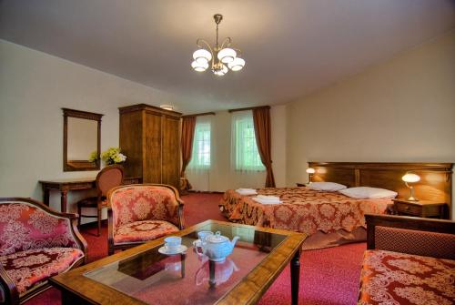 a hotel room with a bed and a table at Rezydencja Piastowska in Szklarska Poręba