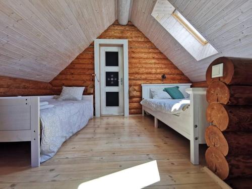 מיטה או מיטות בחדר ב-Cottage with fenced yard, sauna, 10 min to Pärnu center
