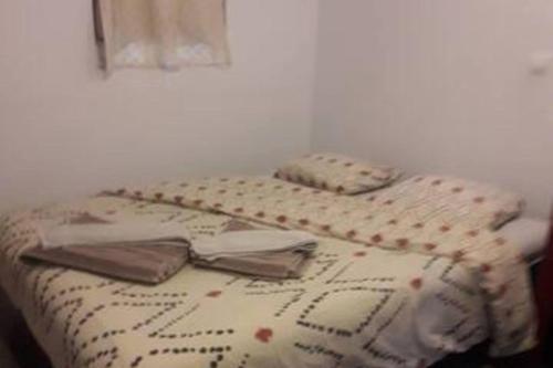 Uma cama ou camas num quarto em Chalet d'une chambre avec terrasse et wifi a Les Breviaires