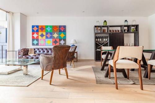 a living room with a couch and a table at Penthouse, terraza privada y estacionamiento in Mexico City