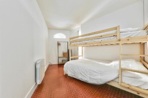 - une chambre avec 2 lits superposés dans l'établissement Belle terrasse avec vue sur l'océan - 90m de la plage, à Arzon