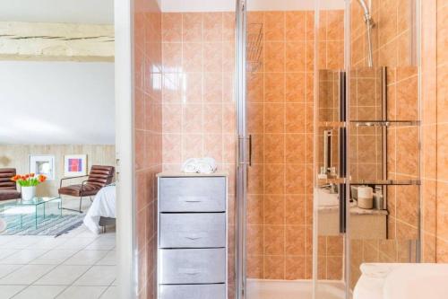une douche avec une porte vitrée dans une salle de bain dans l'établissement Spacieux studio Bordeaux centre, à Bordeaux