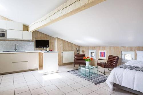 une cuisine et une chambre avec un lit et une table dans l'établissement Spacieux studio Bordeaux centre, à Bordeaux