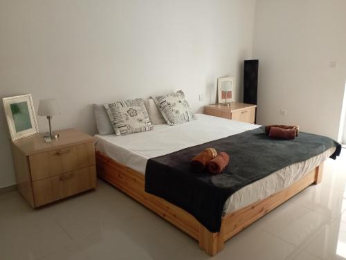 Ένα ή περισσότερα κρεβάτια σε δωμάτιο στο Apartment in San Julijans