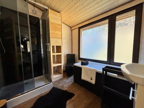 Ένα μπάνιο στο Bieszczadzka Osada Saunowisko w cenie jacuzzi na wyłączność, sauna basen