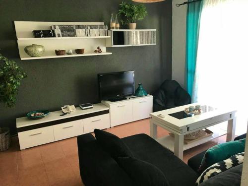 Télévision ou salle de divertissement dans l'établissement 2 bedrooms appartement at Fuengirola 200 m away from the beach