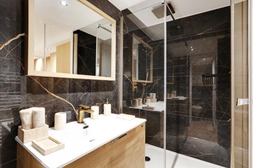 une salle de bain avec un lavabo et une douche dans l'établissement Pick A Flat's Apartment in Odeon - Rue Saint André des Arts, à Paris