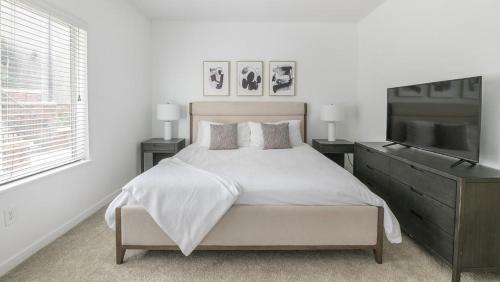 - une chambre avec un lit et une télévision à écran plat dans l'établissement Landing Modern Apartment with Amazing Amenities (ID1248X586), à Boulder