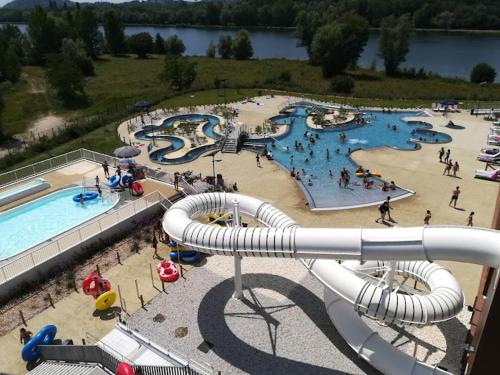 einen Luftblick auf einen Wasserpark mit einer Wasserrutsche in der Unterkunft Apparts Gambetta in Libourne