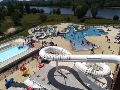 une vue aérienne d'un parc aquatique avec un toboggan aquatique dans l'établissement Apparts Gambetta, à Libourne