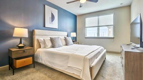 een slaapkamer met een wit bed en een raam bij Landing Modern Apartment with Amazing Amenities (ID8364X02) in Houston