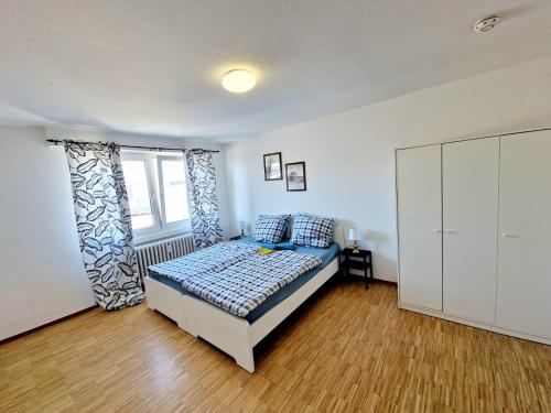 Ένα ή περισσότερα κρεβάτια σε δωμάτιο στο Spacious apartment Mannheim/Neckarau + balcony