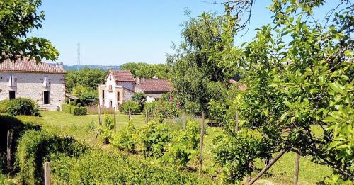 a garden in front of a house and a building at La Dilettante in Malause