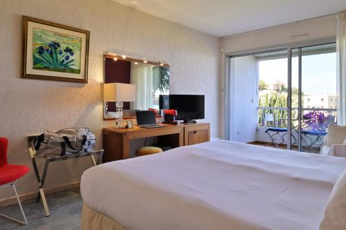 Una cama o camas en una habitación de Hôtel Pietracap