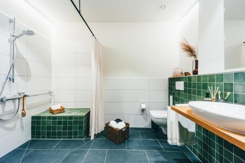 bagno con lavandino e servizi igienici di LIVELY Weiße Dame Gronau a Gronau