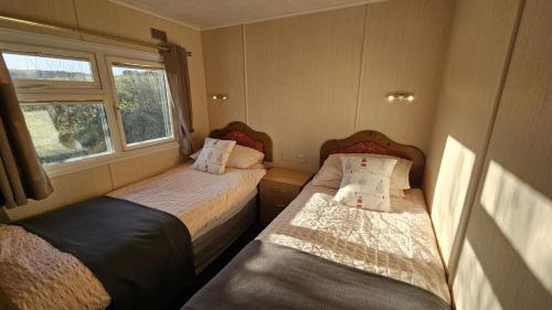 バッドにあるPenmorの窓のある小さな部屋にベッドが2つある