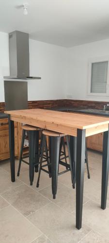 - une table de ping-pong en bois dans la chambre dans l'établissement Villa Les Hirondelles au Coeur des Vignes D 'Antan, à Mons