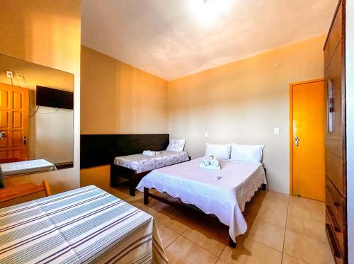 Tempat tidur dalam kamar di Kitnet beira mar com WiFi em Arembepe Camacari BA