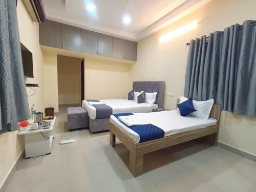 Tempat tidur dalam kamar di KBS Home Ramapuram