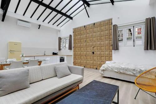 salon z kanapą i łóżkiem w obiekcie Magnificent loft Porte Versailles & Champs de Mars w Paryżu