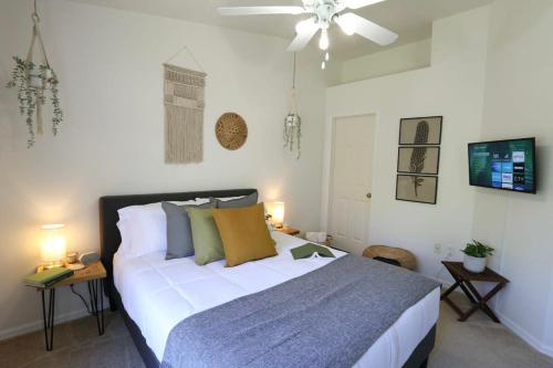 1 dormitorio con 1 cama y ventilador de techo en Bali Bliss Updated & Well-Appointed Condo, en Gainesville
