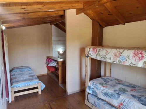 1 dormitorio con 2 literas en una casa en Cabañas Campo Dulce Esperanza en Bialet Massé