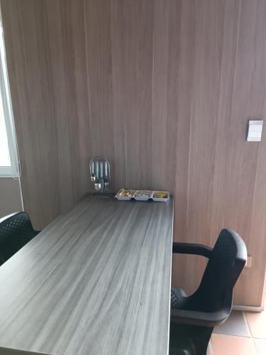 a conference room with a table and two chairs at Amonitas Glamping Deluxe in Tinjacá