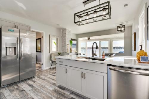 Kuchyň nebo kuchyňský kout v ubytování Waterfront Buckeye Lake Home with Deck and Dock!