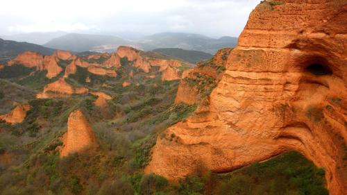 a view of the grand canyon from the top of a cliff at la solana del abuelo Andrés in La Chana