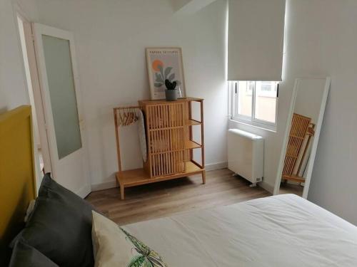 sypialnia z łóżkiem, lustrem i oknem w obiekcie Apartamento completamente equipado centro Ferrol w mieście Ferrol