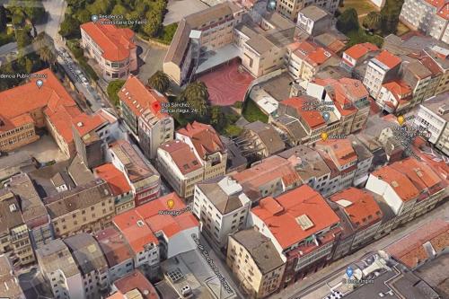 widok miasta z góry i budynków w obiekcie Apartamento completamente equipado centro Ferrol w mieście Ferrol