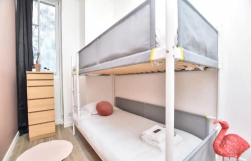 - une petite chambre avec des lits superposés et un flamingo rose dans l'établissement Modern 3BD for 8 guests in Bastille Voltaire, à Paris