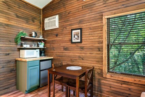 Kuchyň nebo kuchyňský kout v ubytování Rivers Edge Treehouses