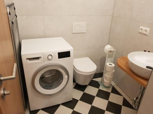 a bathroom with a washing machine and a sink at Boardinghouse Stadtmauer in Schwandorf in Bayern