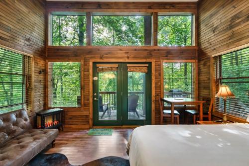 Postel nebo postele na pokoji v ubytování Rivers Edge Treehouses