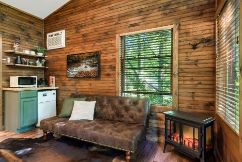 Kuchyň nebo kuchyňský kout v ubytování Rivers Edge Treehouses