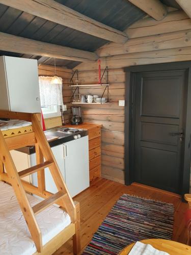 una cocina con una escalera y una puerta en una cabaña en Bjørgebu Camping AS en Mysusæter