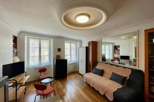 une chambre avec un lit et un salon dans l'établissement Fontainebleau- Chez Catherine, à Fontainebleau